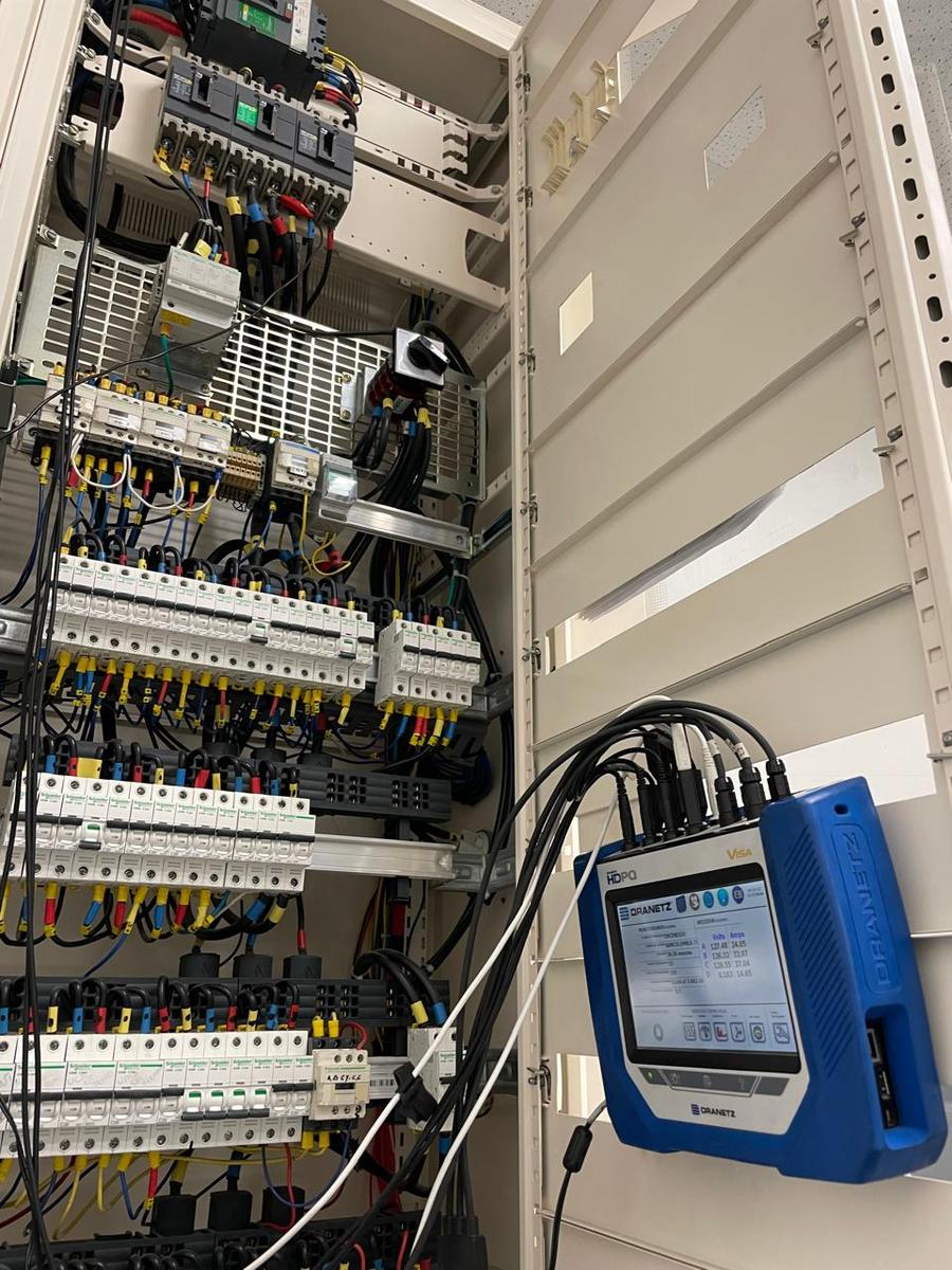Estudio de calidad de energía con analizador Dranetz HDPQ Visa Clase A en tablero eléctrico industrial — CM Ingeniería Bucaramanga