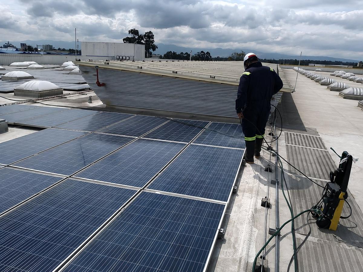 Instalación y puesta en marcha de sistema solar fotovoltaico industrial sobre cubierta — CM Ingeniería