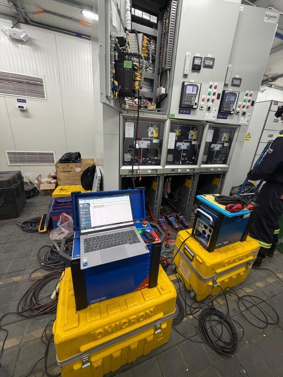 Pruebas eléctricas especializadas con equipos OMICRON CIBANO 500 y CPC 100 en subestación industrial